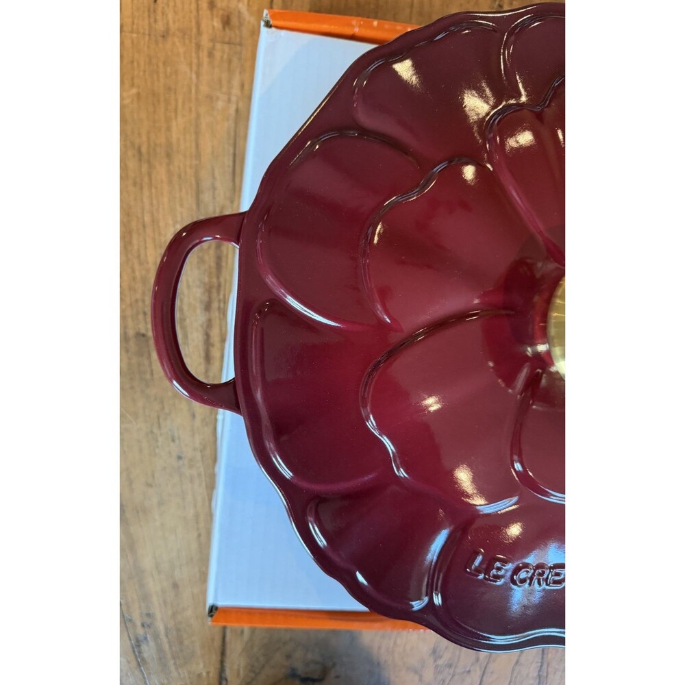 Le Creuset Signature Cast Iron Petal Shallow Casserole 2.25qt Garnet Rhone NEW - Picture 7 of 16